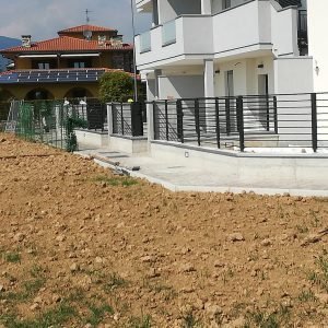 cmc recinzioni-cantiere valbrembo-Recinzione modello village