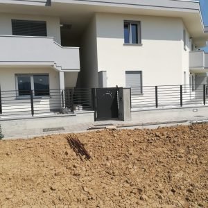 cmc recinzioni-cantiere valbrembo-Recinzione modello village