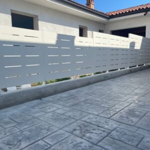 Fornitura di nostra produzione di recinzione in lamiera nostro modello MARE posato in opera da nostri operatori interni