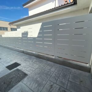 tutto zincato e verniciato a polveri poliestere da esterno e posato in opera da nostri operatori interni