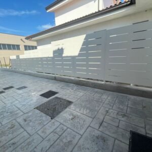 modello MARE con paletti in tubolare a tassellare il tutto zincato e verniciato