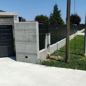 Fornitura di nostra produzione di recinzione in LAMIERA nostro modello FESSURE ALTERNATE abbinamento cancello a due ante e cancello pedonale
