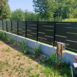 Fornitura di nostra produzione di recinzione in LAMIERA nostro modello FESSURE ALTERNATE con paletti a tassellare in tubolare