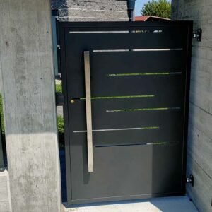 cancello pedonale posato in opera da nostri operatori interni