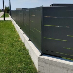 Fornitura di nostra produzione di recinzione in LAMIERA nostro modello FESSURE ALTERNATE tutto zincato e verniciato a polveri poliestere da esterno e posato in opera da nostri operatori interni