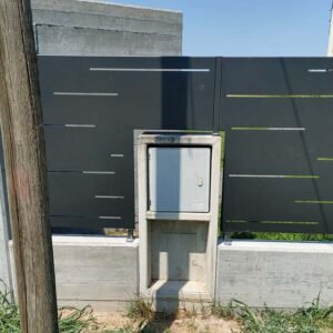 modello FESSURE ALTERNATE con paletti a tassellare in tubolare con abbinamento cancello a due ante e cancello pedonale