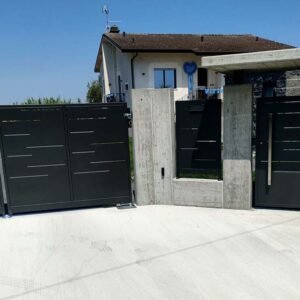 modello FESSURE ALTERNATE con paletti a tassellare in tubolare con abbinamento cancello a due ante e cancello pedonale con maniglione il tutto zincato e verniciato a polveri poliestere da esterno e posato in opera da nostri operatori interni